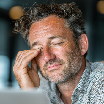 Людина тренує очі та концентрацію